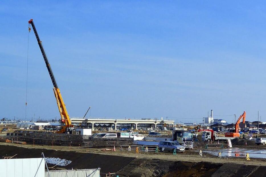 [写真]3つの市街地の一つ「新山下駅周辺地区」では復興工事が進む。写真中央のコンク リートの橋の部分が、JR常磐線の新山下駅となる