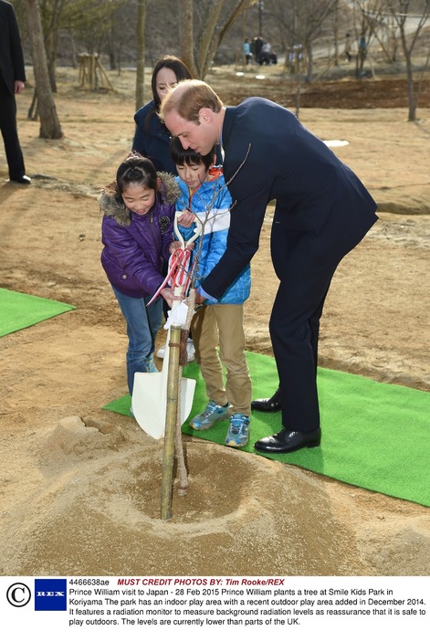 福島県本宮市の児童施設で植樹＝2015年2月28日（REX FEATURES/アフロ）