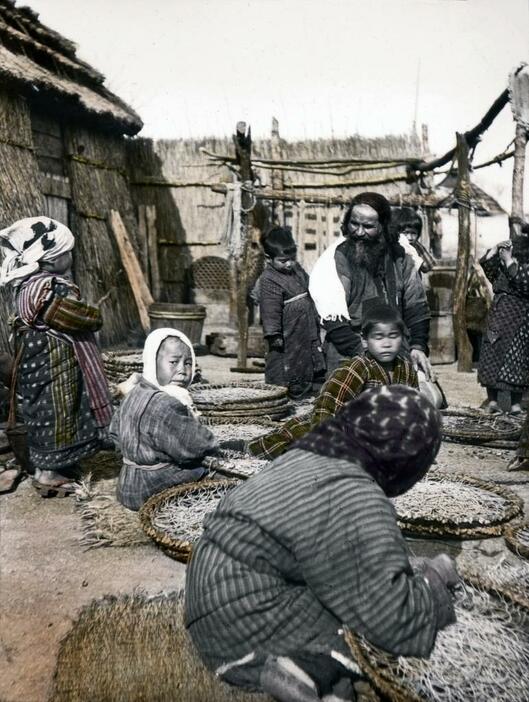 ［写真］1900年頃の働くアイヌの家族（提供：MeijiShowa.com/アフロ）