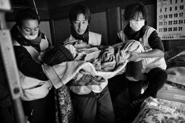 2011年3月23日、 宮城県南三陸町の津波被災者に診療を行う加藤医師（中央）