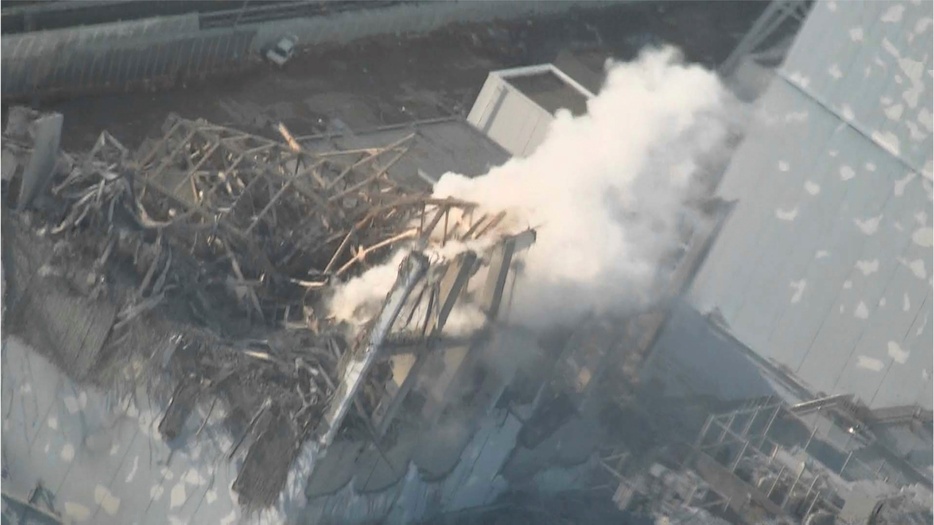 煙を上げる福島第1原発3号機＝2011年3月17日（TEPCO/ロイター/アフロ）