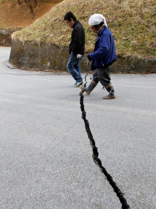 陸前高田市の道路に走った亀裂＝2011年3月13日（ロイター/アフロ）