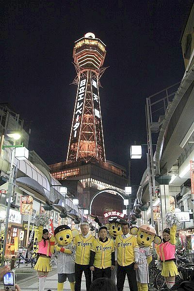 [写真]通天閣は今年何度かイエローライトアップを行う