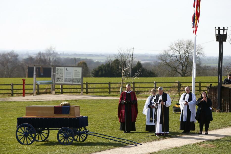 リチャード3世再埋葬へ 大聖堂に遺骨を移送＝2015年3月22日（ロイター/アフロ）