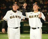 5月21日の中日戦[東京ドーム]で初登板初勝利を飾った松井[右。左は原辰徳監督]