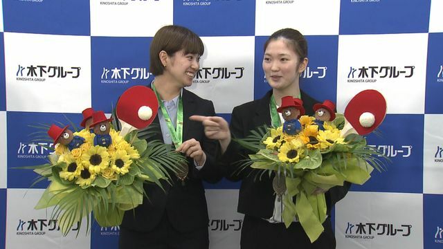 卓球の世界選手権で銅メダルに輝いた長崎美柚選 手（左）、木原美悠選手（右）