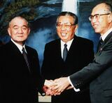 北朝鮮を訪問し、金日成主席（中央）と握手する金丸元副総理（左）と田辺誠社会党副委員長（右）