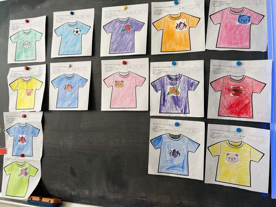 校内の生徒に「オリジナルTシャツをつくろう！」というプリントを配布し、自由に色やワッペンを決めてもらった。授業ではこの絵を見て、男と女のどちらをイメージするか聞いた