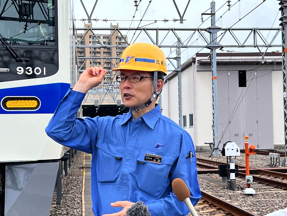 「いい車両ですよ」と笑顔を見せた同社鉄道事業本部技術部の山田健太郎・車両課長