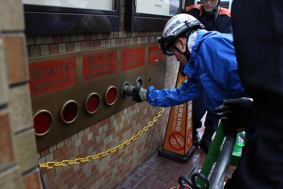 ［写真］採水口の操作訓練＝14日午後、大阪市北区で