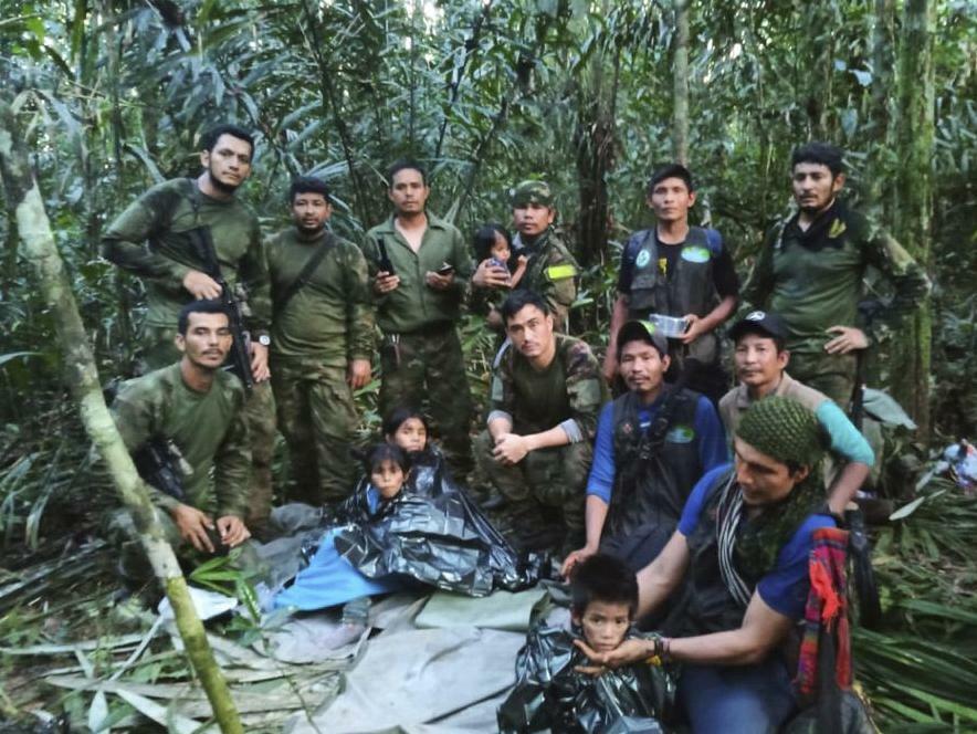 9日、コロンビア南部のジャングルで、撮影に応じる子どもたちと兵士ら（コロンビア軍提供・AP＝共同）