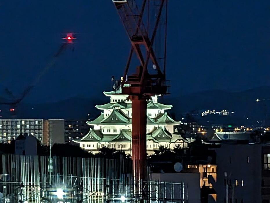 クレーンに囲まれているかに見える名古屋城。実際にはまだ解体されているわけではない（写真：水野誠志朗）