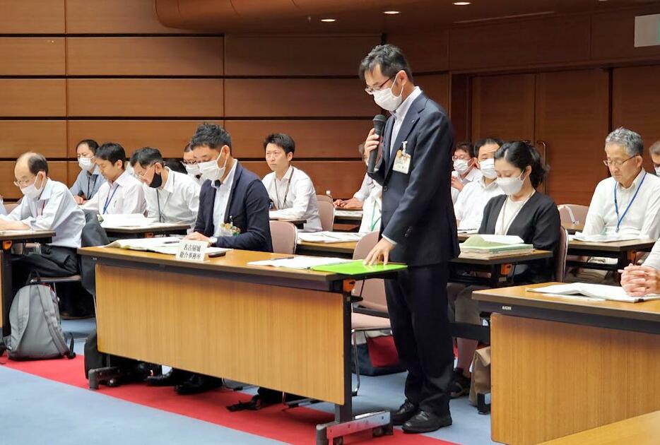 市民討論会での対応を陳謝する名古屋城総合事務所の上田剛所長（写真：水野誠志朗）