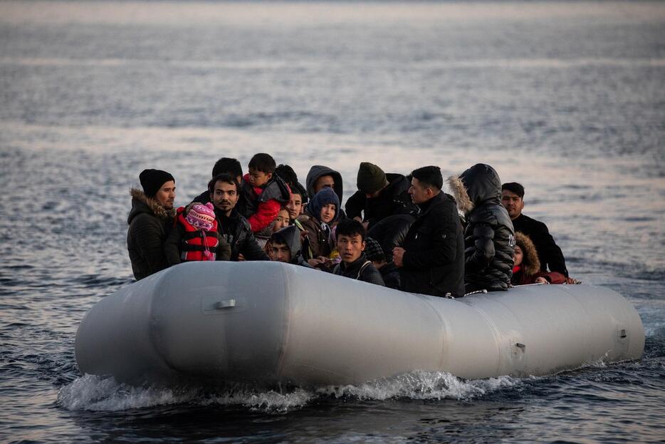 シリアからギリシャへは何万人もの難民がボートで逃れた（写真：ロイター/アフロ）