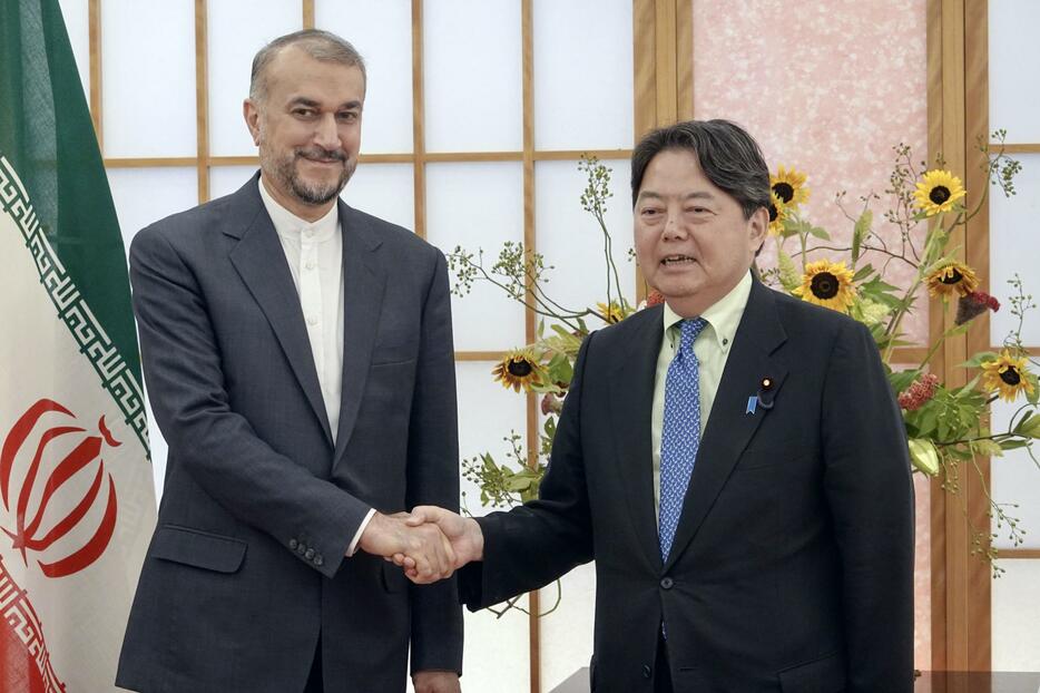 イランのアブドラヒアン外相（左）と握手する林外相＝7日午後、外務省