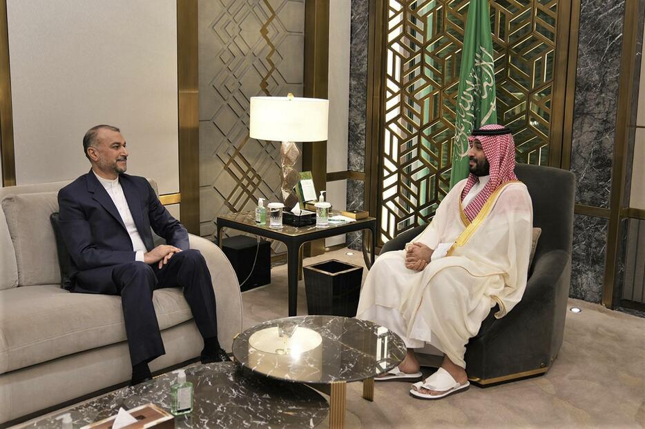 サウジのムハンマド皇太子（右）と会談するイランのアブドラヒアン外相＝18日、サウジアラビア西部ジッダ（イラン外務省提供、AP＝共同）