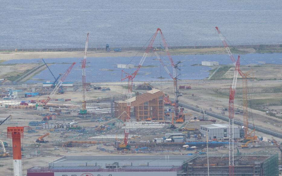 ［写真］「リング（大屋根）」の組み立てが行われている＝22日、大阪市此花区の夢洲（撮影：具志堅浩二）