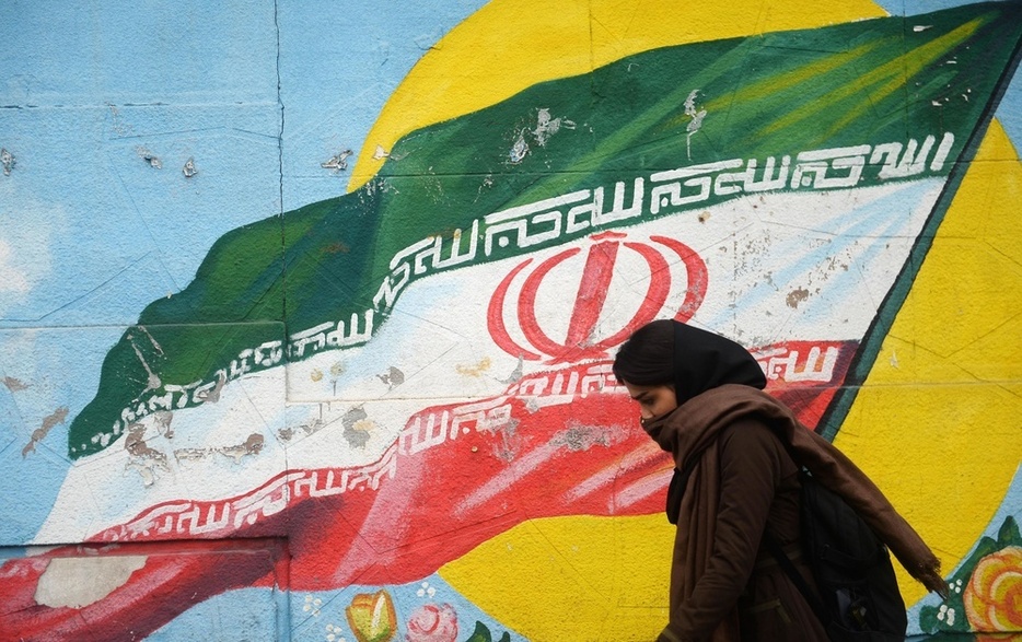 イラン・テヘランで、壁画前を通り過ぎる人（ゲッティ＝共同）