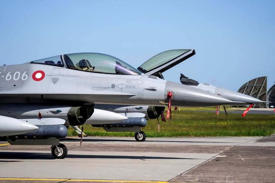 デンマーク空軍のF16戦闘機＝5月（ロイター＝共同）