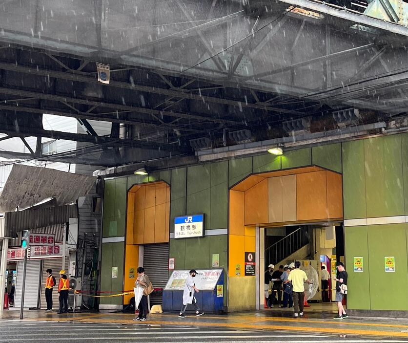 ［写真］駅近くの高架の壁が崩れ、規制線がはられたJR大阪環状線の鶴橋駅付近