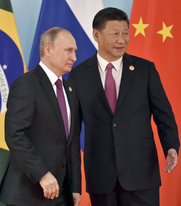 ロシアのプーチン大統領（左）と中国の習近平国家主席＝2017年9月