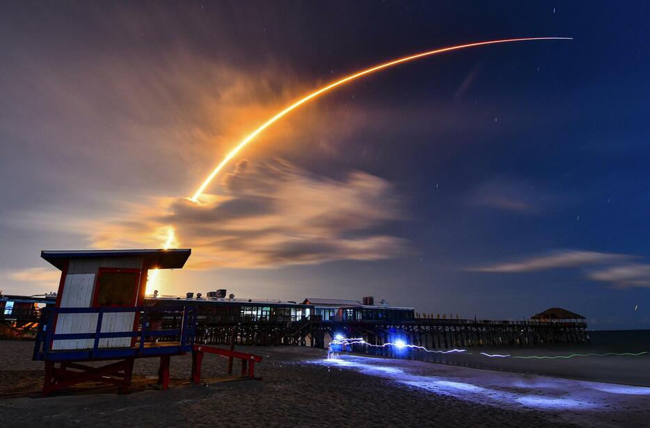 共同衛星などを載せ、打ち上げられた米スペースXのファルコン9ロケット＝3日、米フロリダ州のケープカナベラル（フロリダトゥデー提供・AP＝共同）
