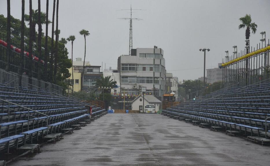 台風の影響で雨が降る「阿波おどり」の演舞場＝15日、徳島市