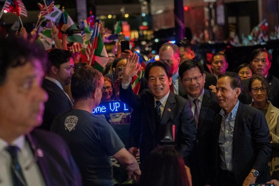 12日、米ニューヨークのホテルに到着した台湾の頼清徳副総統（中央）（ロイター＝共同）
