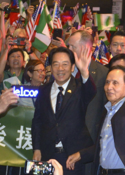 12日、米ニューヨークのホテル前で支持者に歓迎され、手を振る台湾の頼清徳副総統（共同）