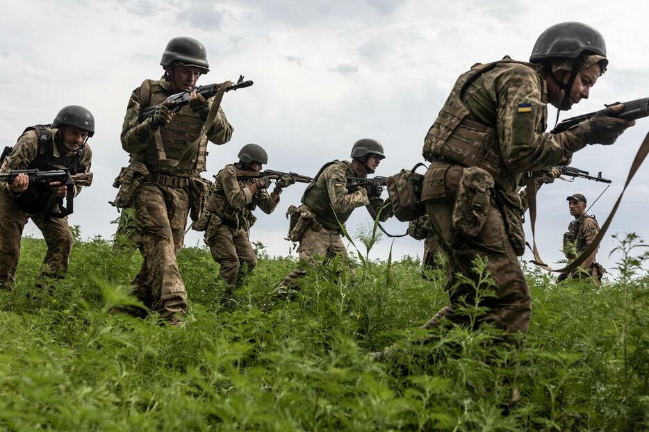 ウクライナ東部ドネツク州で歩兵訓練に参加するウクライナ兵＝11日（ゲッティ＝共同）