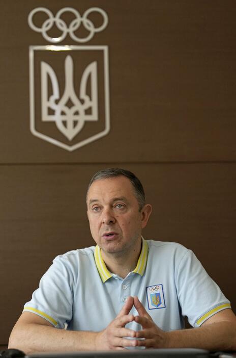インタビューに応じるウクライナ・オリンピック委員会のフトツァイト会長（共同）