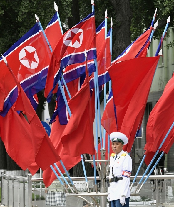 平壌市内に飾られた北朝鮮の国旗や赤い旗（共同）
