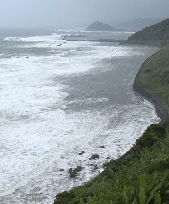 台風6号の影響で、白波が立つ宮崎市の海岸＝8日午前