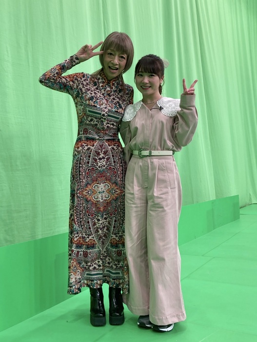 2022年1月、バラエティー番組で共演した石田亜佑美さん（右）と夏先生（写真提供：夏まゆみクリエイティブ株式会社）