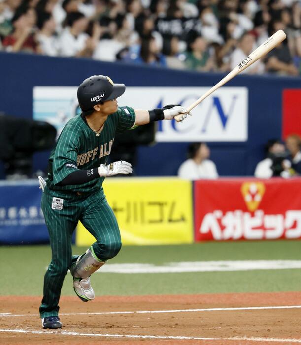 7回オリックス無死、中川圭が左越えに本塁打を放つ＝京セラドーム