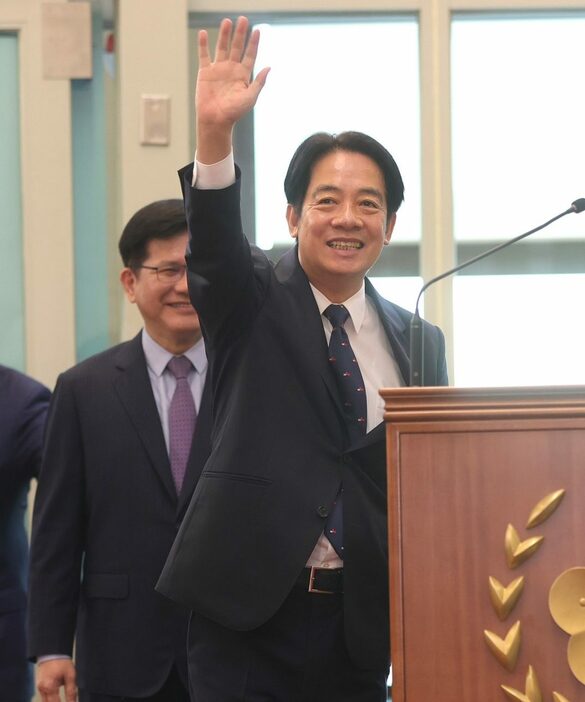 12日、台湾北部の桃園国際空港で、米国へ出発する前に手を振る頼清徳副総統（総統府提供・共同）