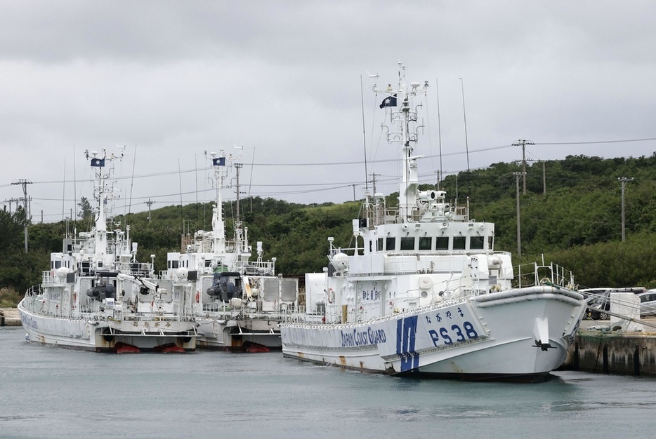 22年12月、沖縄県宮古島市の長山港に停泊する、宮古島海上保安部の巡視船