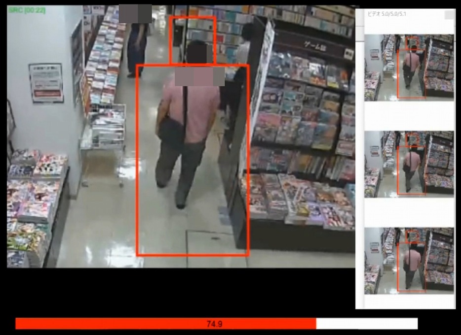 書店入店時に「不審者」として赤枠が表示された男。この後、実際に店内で盗撮行為をする様子が記録されていた（写真提供：エルシスジャパン）