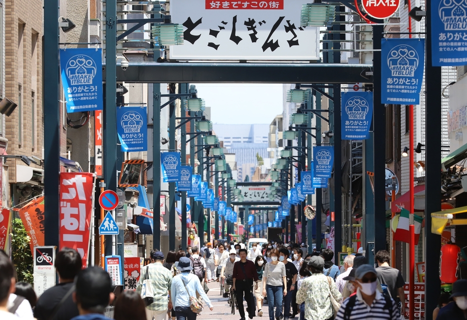 都内で最も長い商店街として知られる戸越銀座商店街（写真：つのだよしお/アフロ）