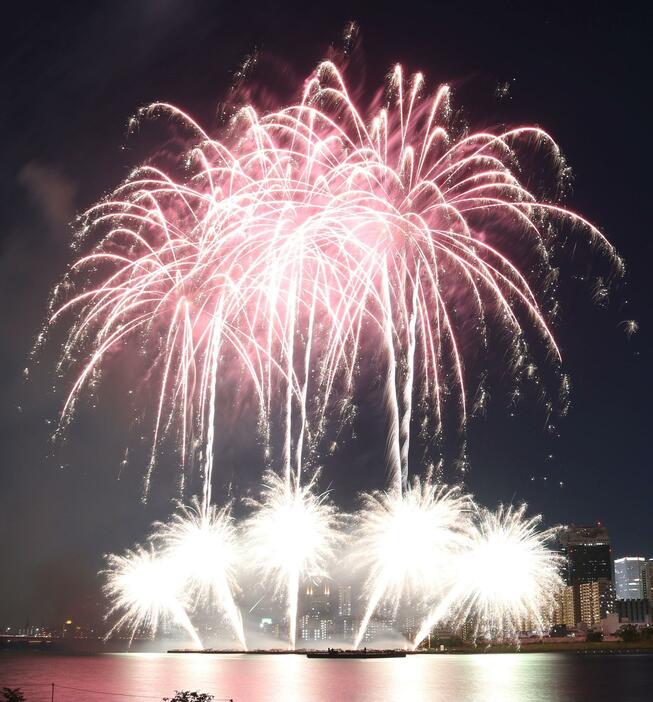 上からも花火、水中からも花火