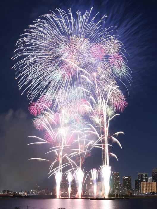 ［写真］色鮮やかな大輪を咲かせた、なにわ淀川花火大会＝5日午後8時ごろ、大阪市淀川区で