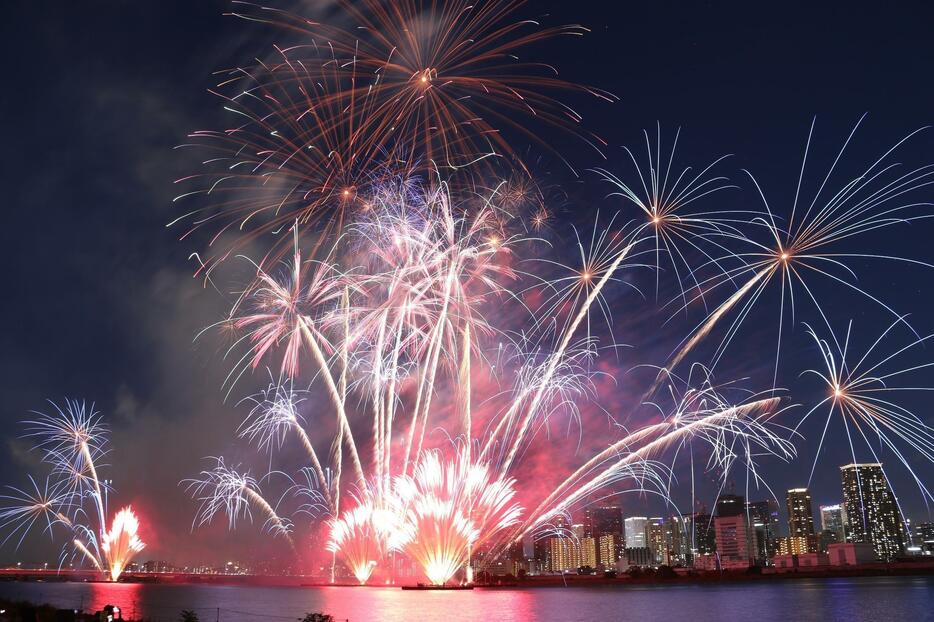 ［写真］音楽に合わせて様々な花火が、なにわの夜を色鮮やかに染めた＝5日午後7時40分ごろ、大阪市淀川区で