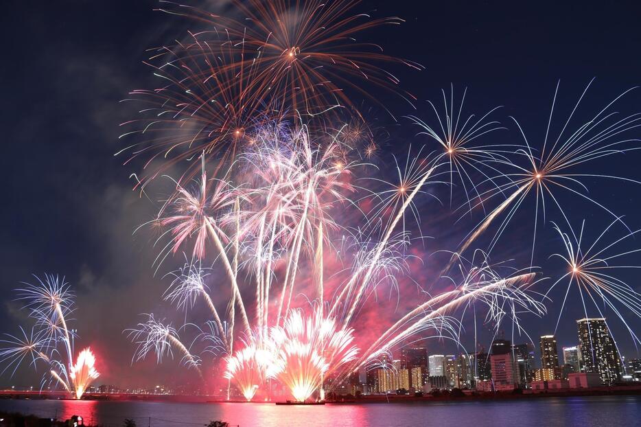 ［写真］大阪の夏の風物詩として知られる「なにわ淀川花火大会」が5日夜、大阪市の淀川河川敷で行われ、夜空に鮮やかな大輪を咲かせ、訪れた見物客らを楽しませた＝5日夜、大阪市内で