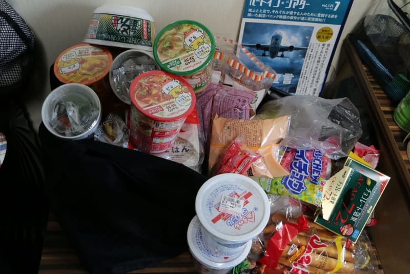 石垣島のスーパーで買いだめしたカップラーメンなどの食料
