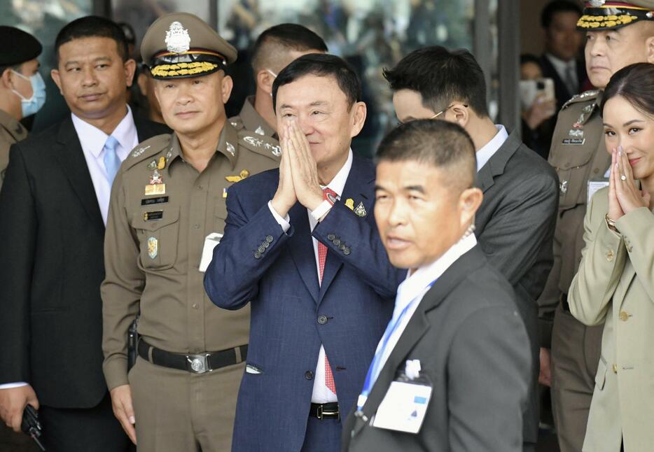 バンコクのドンムアン空港に到着したタイのタクシン元首相（中央）＝22日（共同）