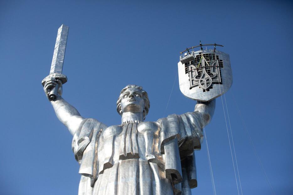 ウクライナの国章が取り付けられた祖国の母像＝6日、キーウ（ゲッティ＝共同）