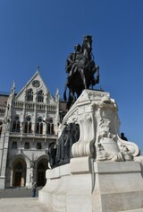 国会議事堂前に2016年に再建されたアンドラーシ・ジュラの銅像。アンドラーシは、オーストリア=ハンガリー二重帝国でハンガリー初代首相（1867～1871年）を務めた。