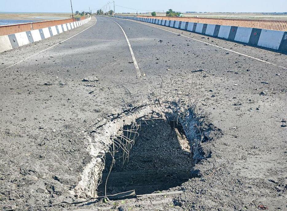 穴が開いたウクライナ南部ヘルソン州とクリミア半島を結ぶチョンガル橋＝6日（タス＝共同）