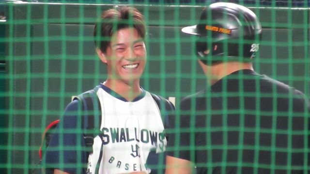 岡本和真選手に笑顔を見せる高橋奎二投手