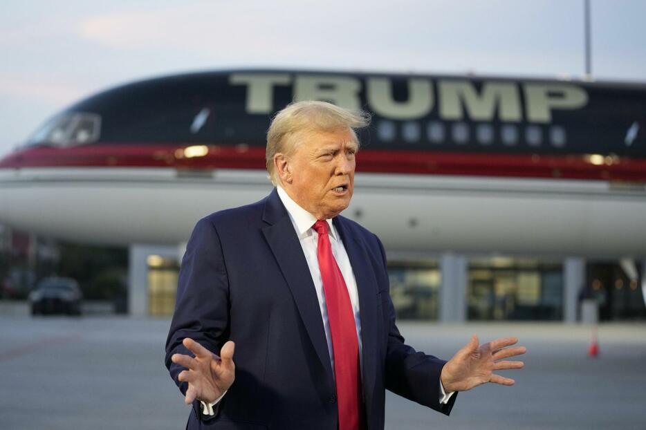24日、米ジョージア州のアトランタ国際空港からの出発を前に、記者団に話すトランプ前大統領（AP＝共同）